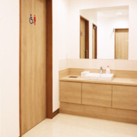 車椅子でも楽に入れる、間口の広いトイレ 石塚内科ハートクリニックのトイレ